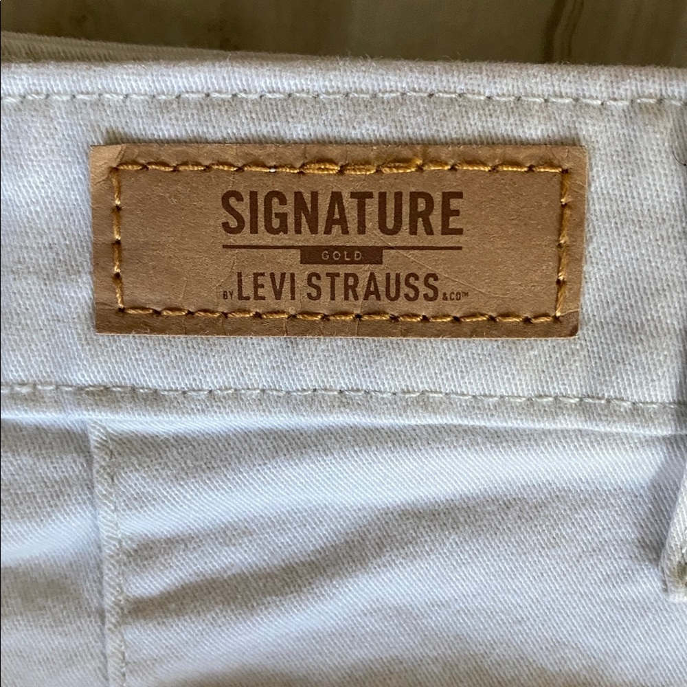Levis Ivory EVERYDAY SHORTS High Rise Mid Length - Size 6/ W=28 - Picture 6 of 7